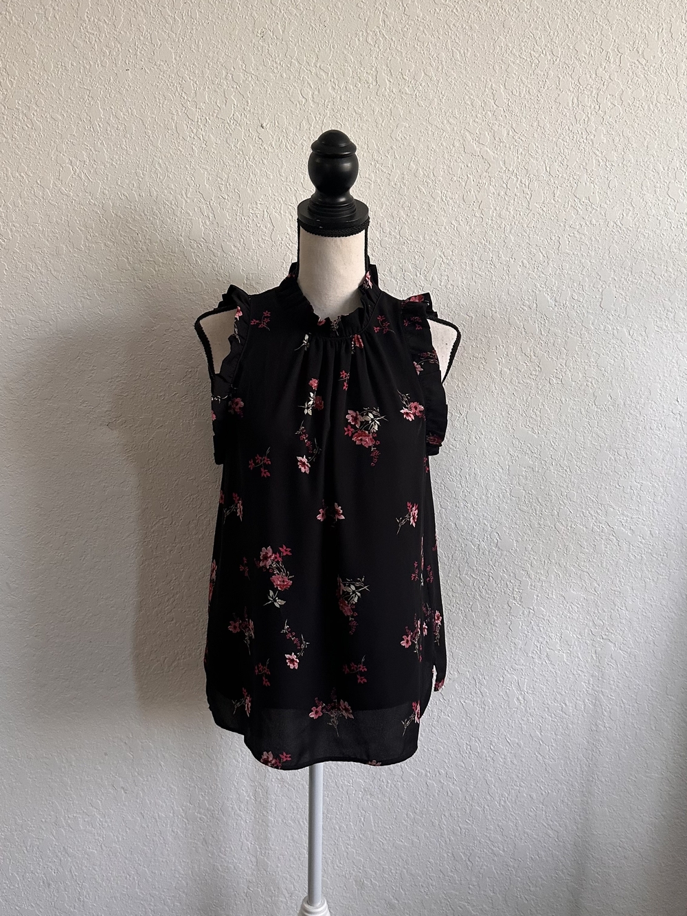Vince Camuto Black Floral Sleeveless Ruffle Neck Top Medium Business  Office